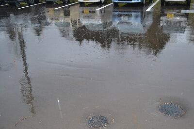 雨の駐車場